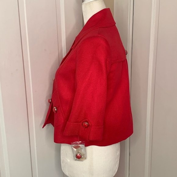 NYGARD Collection | Red Cropped Jacket with Black Buttons - Picture 3 of 9